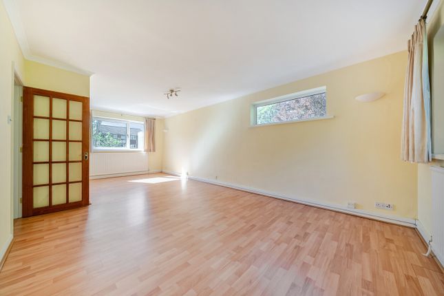 3 Levylsdene Court,, Levylsdene, Surrey photo 3