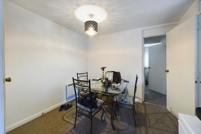 5, Muirfield Close, Ifield West photo 3