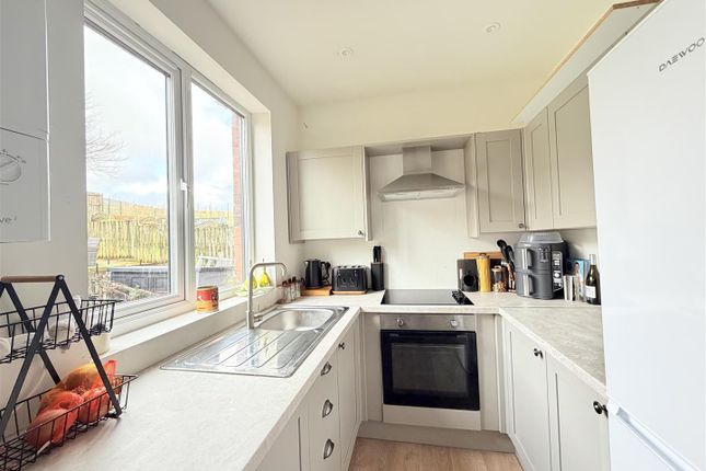 47, Harridge Avenue, Stalybridge photo 3