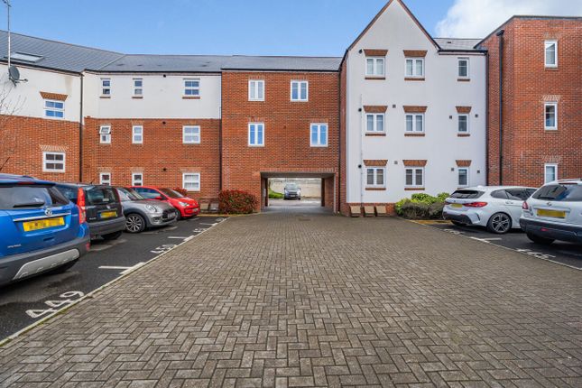 Flat for sale in Ifould Crescent, Wokingham, Berkshire