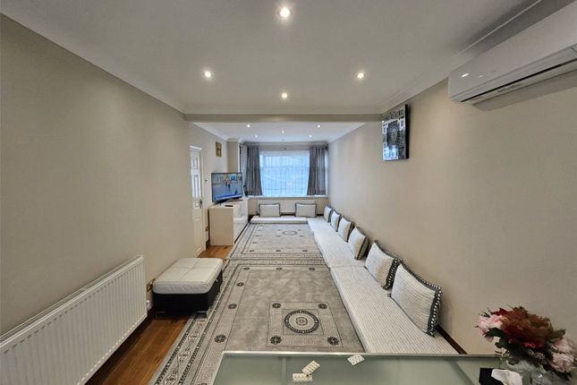 49, Wyre Grove, Greater London photo 4