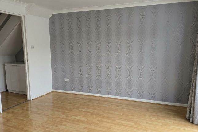 98 Whitton Walk, LONDON photo 3