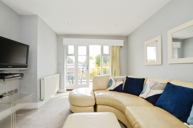 5, Fullers Grove, Chesham photo 3