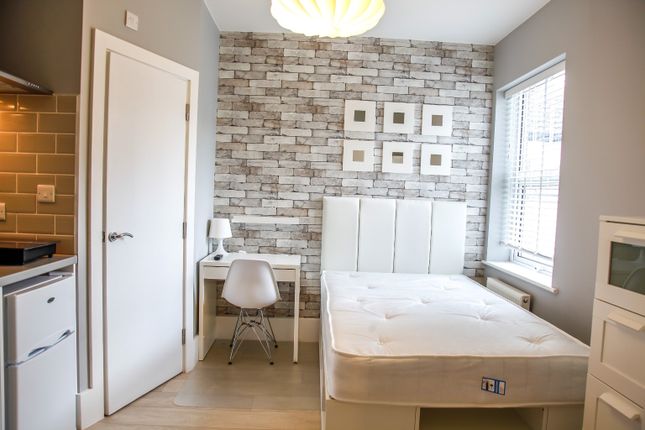 Studio 2, 43 Russell Rise, Bedfordshire photo 4