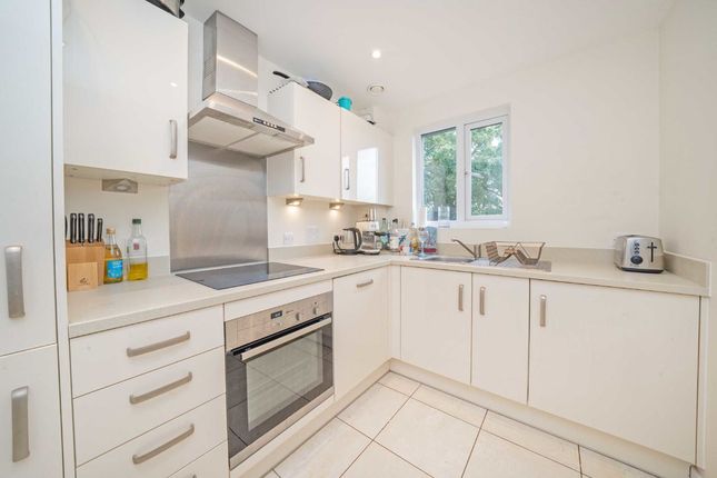 Flat for sale in Hythe Road, Surbiton
