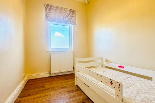 22 , Lathkill Close, Enfield photo 4