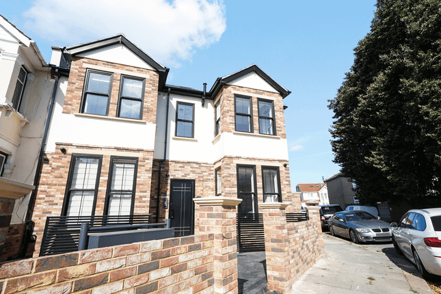 Thumbnail Flat to rent in Arlington Gardens, Ilford