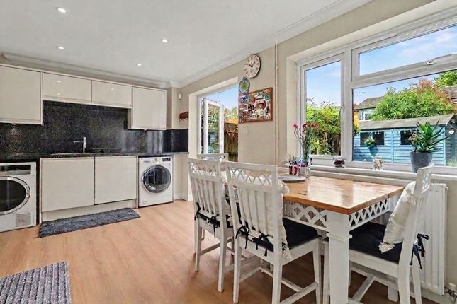 19 Foxwarren, Esher photo 3