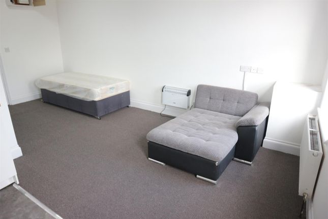 Studio to rent in Woolwich Manor Way, London