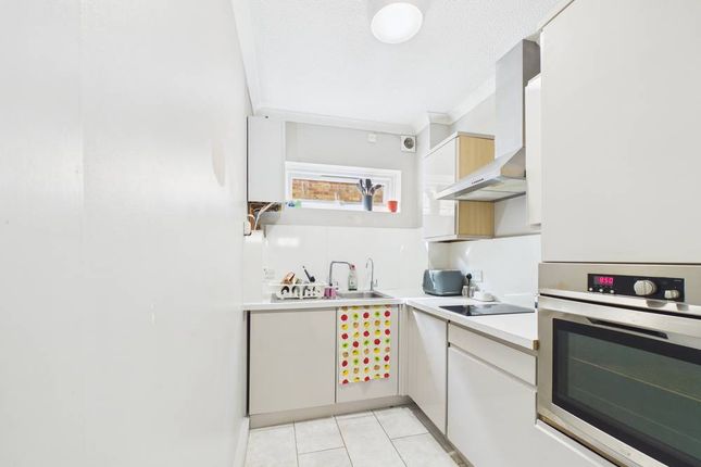Flat 1, 60 Penyston Road, Maidenhead photo 2