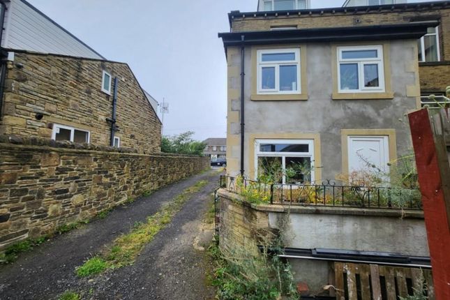 221, Cutler Heights Lane, Bradford photo 2