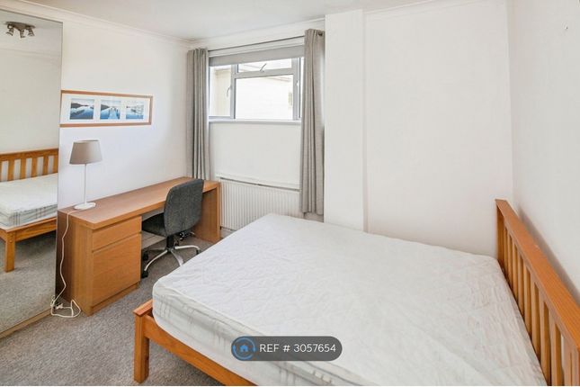 Flat, Thurleigh Court Nightingale Lane, London photo 2
