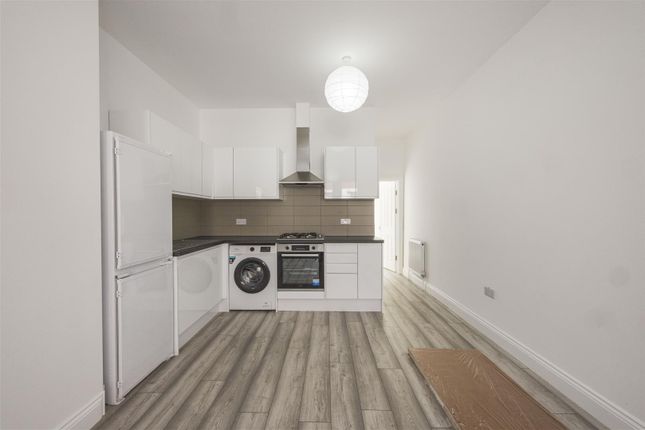 Flat to rent in Wood Street, London