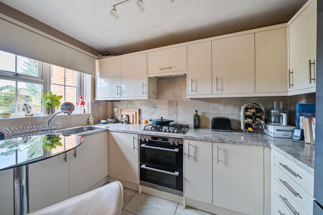 21, Hurlands Place, Surrey photo 3