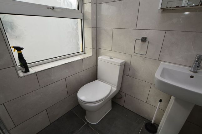 8, St. Andrews Way, Slough photo 4