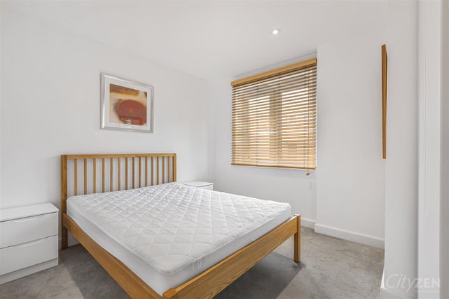 Flat to rent in Queensgate House, Hereford Road, Bow