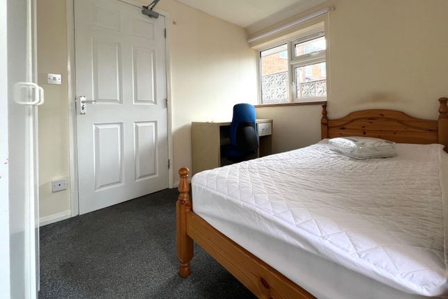 Room to rent in Oldbury Road, Worcester