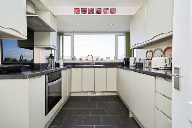 24, Wheathead Crescent, Keighley photo 4