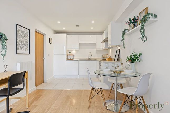 Flat 6, 25 Durnsford Road, London photo 3