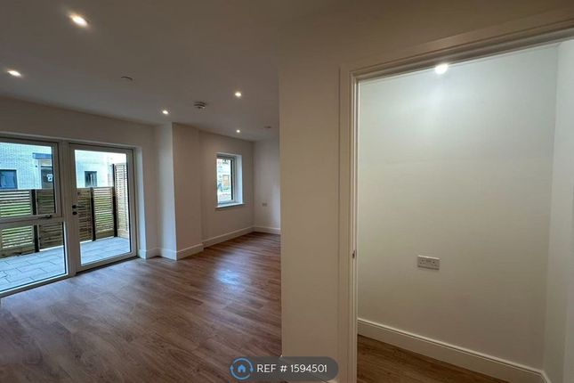 Flat, Riviera House Rose Square, Twickenham photo 5