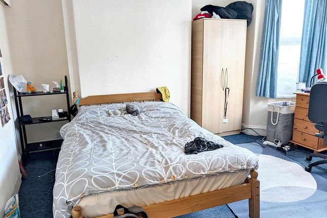 Bright, Simply Furnished Double Bedroom With A Dou...