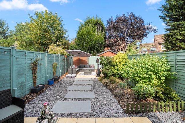 15, Mays Close, Weybridge photo 4