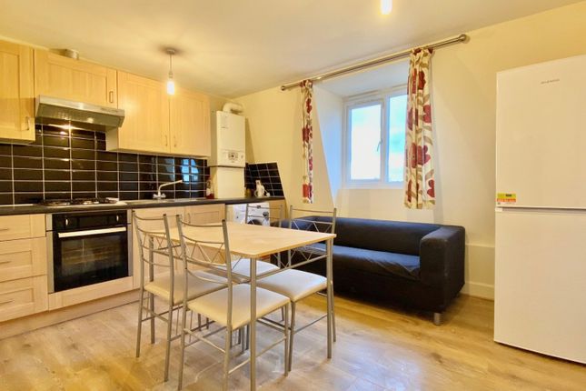 Flat to rent in High Street Colliers Wood, Colliers Wood, London
