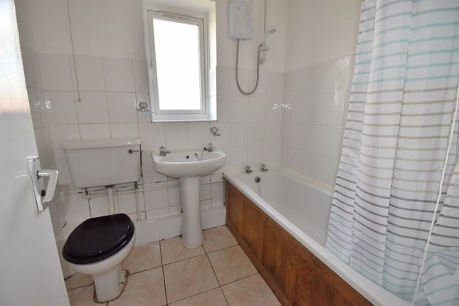 Flat to rent in Greenslade Road, Barking