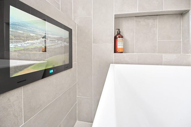 1 Woodstock Drive Bathroom (3).Jpg