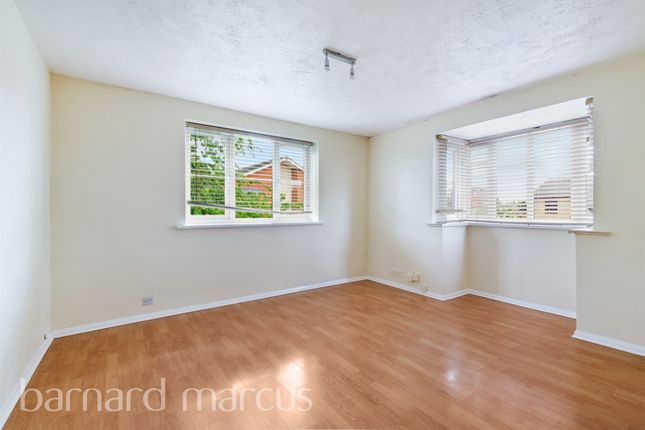52 Longlands Court, 2, Spring Grove, MITCHAM photo 3