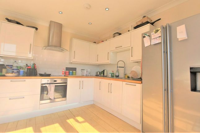 Room 3, 33, Kings Chase, Brentwood photo 4