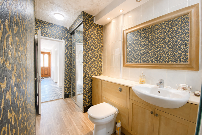 8 Oakwood Avenue, Brentwood photo 3