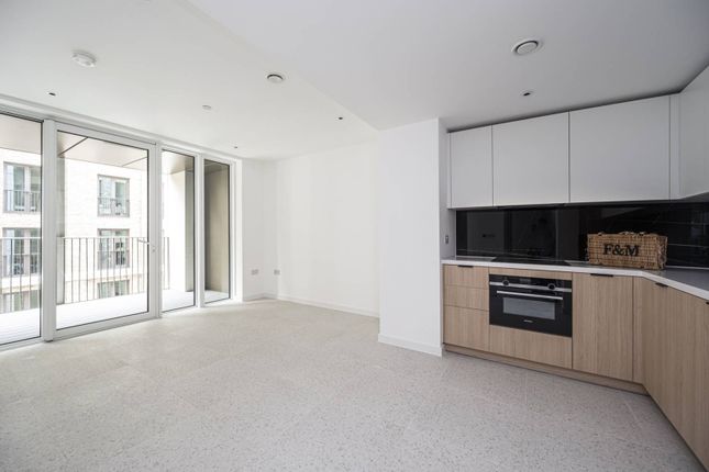Flat to rent in The Silk District, Whitechapel, London