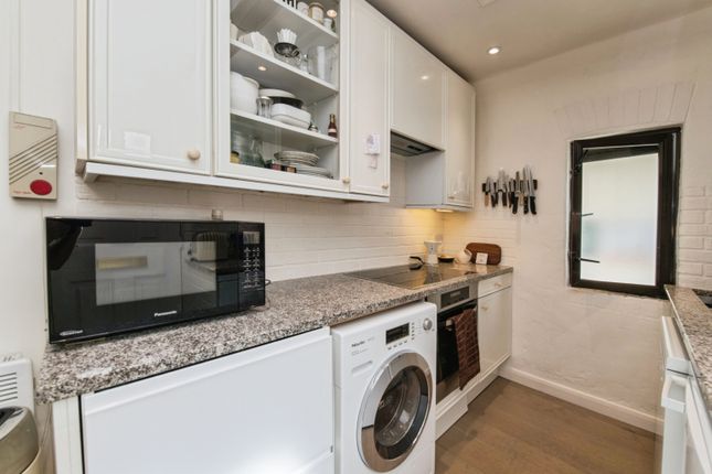 Flat 47/Kings Gardens, Kerslakes Court, Honiton photo 3