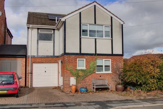 3-bed detached on Queens Road, Kenilworth, £290,000