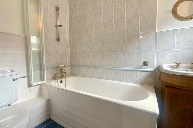32B, Hook Road, Epsom photo 4