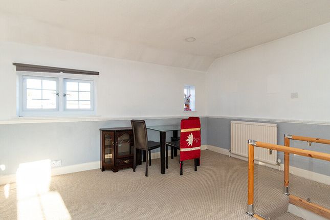 128a, Windmill Lane, Greenford photo 4