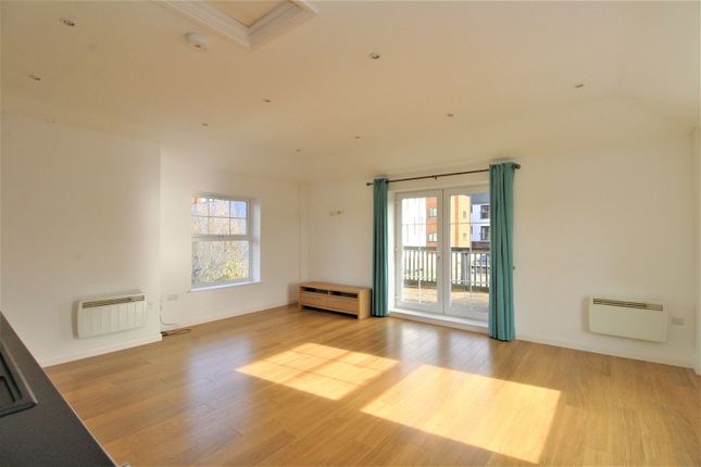 Flat to rent in Cantelupe Road, East Grinstead, West Sussex.