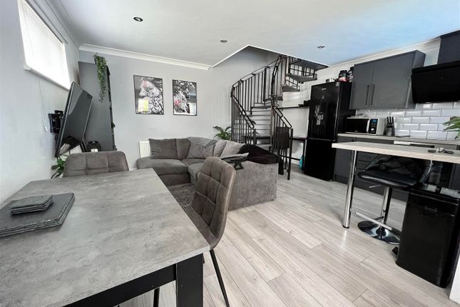 72, Kiln Way, GRAYS photo 2