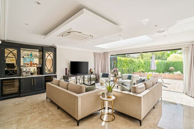 8, Mizen Close, Cobham photo 3