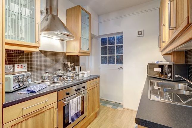 Flat 12a, Pelham Court, 145 Fulham Road, London photo 4