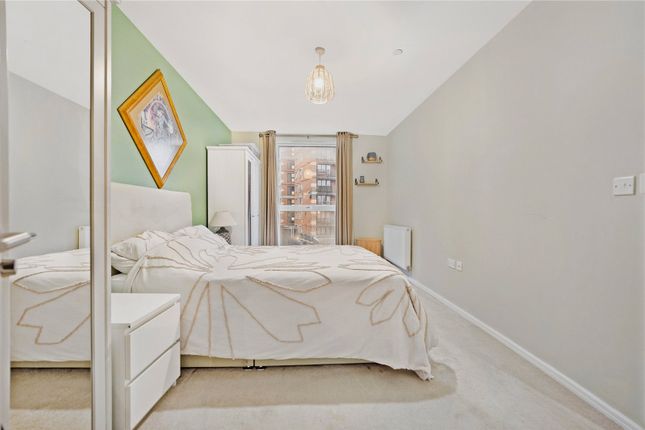 Flat 12, Braithwaite House, 6, Troubridge Square, London photo 3