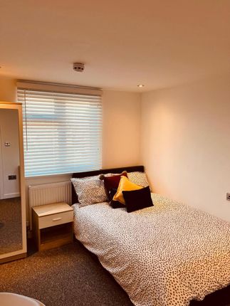 Room 1, 100, Princes  Avenue, Watford photo 4