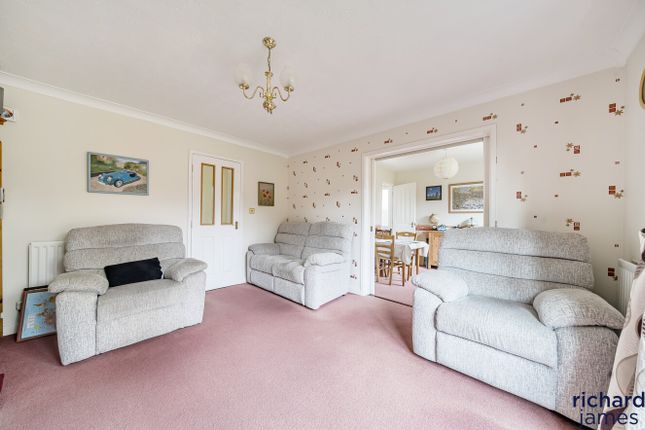 35, High Mead, Royal Wootton Bassett photo 4