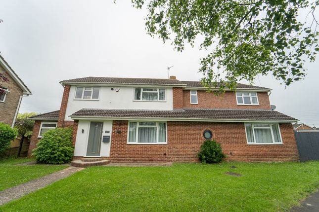 Thumbnail Detached house for sale in Kingfisher Drive, Woodley, Reading