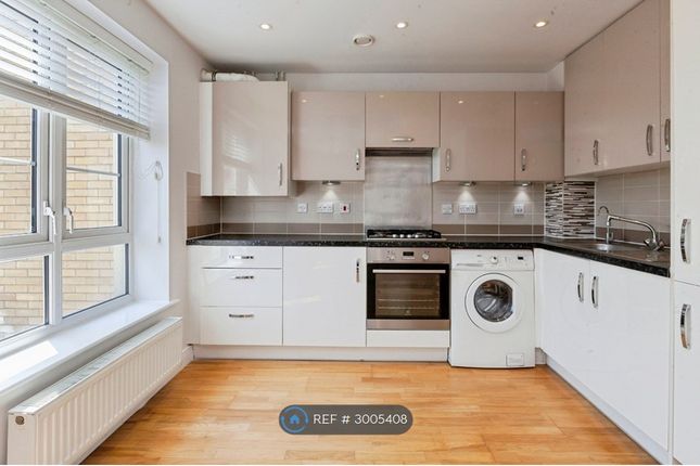 Flat  Meredew Place, Kings Reach, Slough photo 4