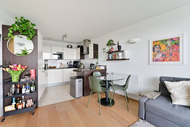 Flat for sale in Mapleton Road, Wandsworth, London
