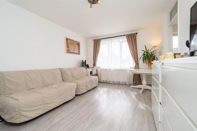 Thumbnail Flat for sale in Chelsea Gardens, Cheam, Sutton