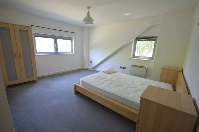 Flat to rent in Hermit Road, Canning Town