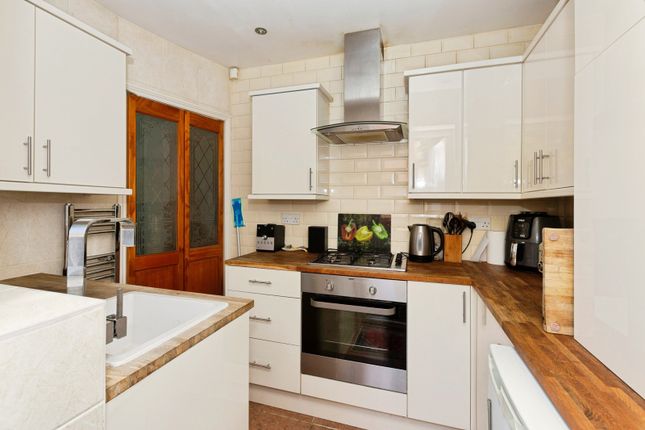 50, Whiting Avenue, Barking photo 4